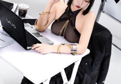 柒柒要乖哦 黑·阿努比斯写真，办公室里的野性神话